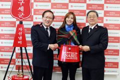 팝페라 가수 이사벨 이름 새겨진 자선냄비