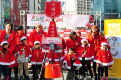 인공와우 수술자와 팝페라 가수 이사벨, 자선냄비 봉사