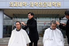 ‘최후보루’ 교수도 이탈 움직임… 잇단 사직·삭발 투쟁도