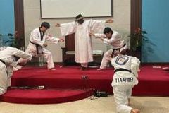 “‘예수 그리스도’ 기합과 함께 ‘죄와 사망’ 송판 격파합니다”
