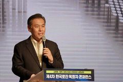 “복음과 빵 놓고 싸우게 하는 것, 사탄의 이간질”