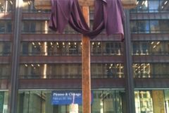 美 시카고 시내에 ‘부활절 기념’ 대형 십자가 설치