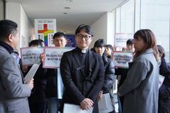 법원, ‘퀴어축제 축복’ 이동환 목사 출교 ‘효력 정지’
