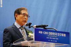 동국성신(주) 강국창 회장, 태백 교회 5곳에 심장자동충격기 전달