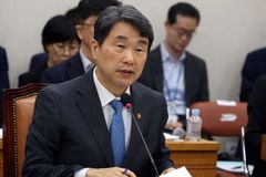 이주호 부총리, 인공지능 디지털 교과서 도입 속도 조절 시사