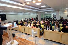 ‘말씀 듣는 중 치유’ 라이트이너스 초대교회 치유학교