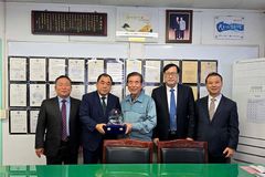 태백 교계, 동국성신(주) 강국창 회장에 감사패 전달