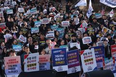 국민들 각성하고 일어나, 대가와 희생 치르더라도 나라 회복시킬 때