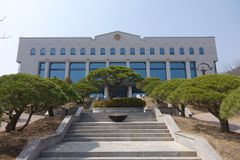 국민 47.1% “선관위 불공정”… 52%는 “사전투표 폐지”
