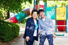 국내 유일 모자 신장기증인, 장기부전 환자 위한 후원금 전달