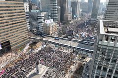尹 석방 당일 광화문 가득 메운 시민들 “탄핵 각하”