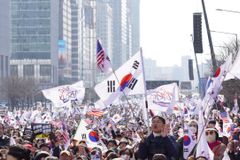 尹 지지율, ‘석방 직전’ 48.3%… 시민들, 탄핵 정당성 의문 제기