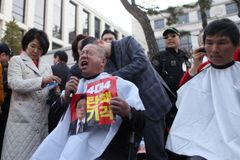 목회자·성도 123명, 탄핵 반대 집단 삭발
