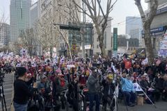 대국본 “응원봉 대신 ‘짱돌·화염병’… 언론은 국민을 보호하라”