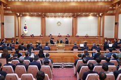 “대통령은 파면으로 책임 물었는데, 야당 정치인들은?”