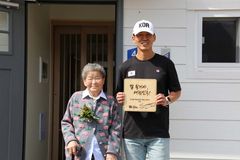 가수 션, 독립유공자 후손에 18·19호 집 헌정