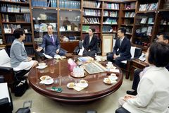 ‘원로권사’ 한덕수 전 총리, 종교교회서 주일예배