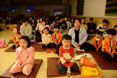 “다음 세대 성장 방안? 노년·중년 세대와 ‘연결’하라”