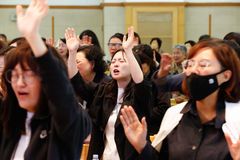 대한민국과 대통령 선거 위해 기도하는 성도들