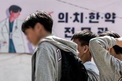 청소년 10명 중 8명 사교육 받고, 4명은 스마트폰 과의존