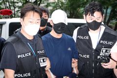“이혼 소송 공론화하려고”… 지하철 방화 60대, 구속심사 출석