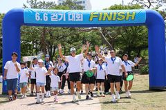 가수 션, 현충일 시민 2,200명과 6.6km 걷기대회