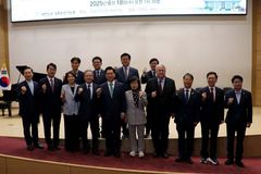 대선 후 첫 여야 연합 국회조찬기도회… “소외된 이들 섬기길”