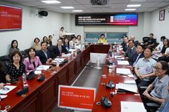 교과서의 이념 편향… 10대 임신이 인권? 좌성향 작가 작품 다수 배치?