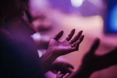 “하나님의 아름다움, 신적 현현인 사람들과 창조세계 통해 드러나”