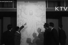 성경 속 글자 하나하나 새기고 모아… 한 편의 성화 그리다