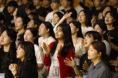 나라 위해 기도하는 청년들
