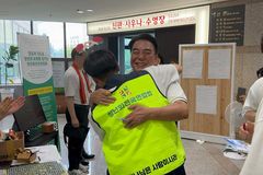 장로들과 프리허그… 통합 청년회전국연합회, ‘전국 장로 수련회’ 섬김