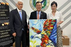 ’함께비상해요 ACT KOREA’ 자넷 현 대표, 최석호 美 상원의원에 ‘독수리 그림’ 선물