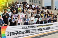 ‘미국에서 동성결혼 신고’ 한국 여성 2인, 한국에선 ‘불수리’
