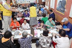 홍제중앙교회, 지역 어르신들에 삼계탕 대접 “주님 사랑 전해지길”