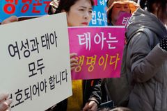 “낙태약 합법화? 태아와 여성에 대한 학대”