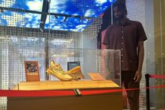 NBA 스타 조너선 아이작, 성구 새긴 농구화로 신앙고백… 성경박물관에 전시