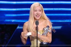 로제, MTV VMA ‘올해의 노래’ 수상… K-팝 첫 기록 달성