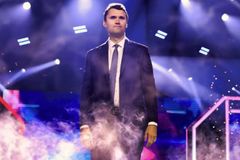 찰리 커크 추모식 열린 케네디센터에 조문객 수천명 운집