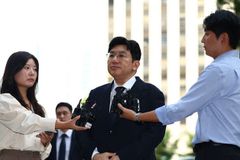 방시혁 하이브 의장, 상장 과정 불법 의혹으로 경찰 조사