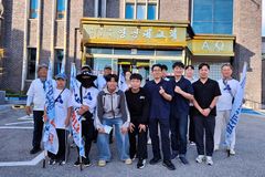 갑작스러운 소나기로, 국토순례 행진에 어려움 겪다