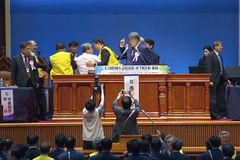 [합동 2신] 총회장, “남경기노회 천서 허용” 선언… 반발 일며 파행