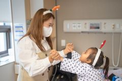﻿구세군 홍보대사 이희경, 심장병 수술 캄보디아 아동 병문안