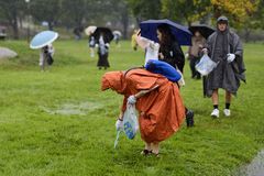 불꽃축제 다음 날, 쓰레기 치우는 ‘2025 여의도 플로깅 데이’