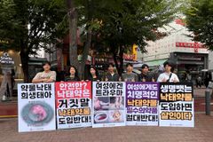 청소년들, 궂은비 속 홍대서 ‘낙태약 도입 반대’ 목소리 높여