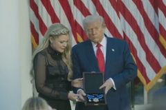 트럼프, 찰리 커크에 사후 ‘대통령 자유 훈장’ 수여