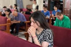 포격 속에서도 미사 계속하던 신부, 휴전 맞아 평화 호소