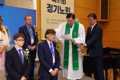 한글성경 번역자 존 로스 선교사 후손들, 한국에서 세례 받아