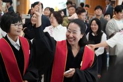 [포토] 부르심의 길, 눈물 대신 미소로