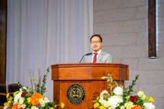 올리벳대학교 총장 “일어나 네 자리를 들고 걸어가라”